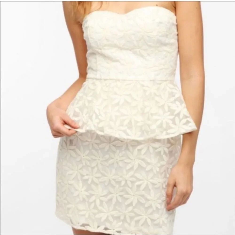 Anthropologie Pins & Needles Cream Embroidered Strapless Peplum Mini Dress sz 6